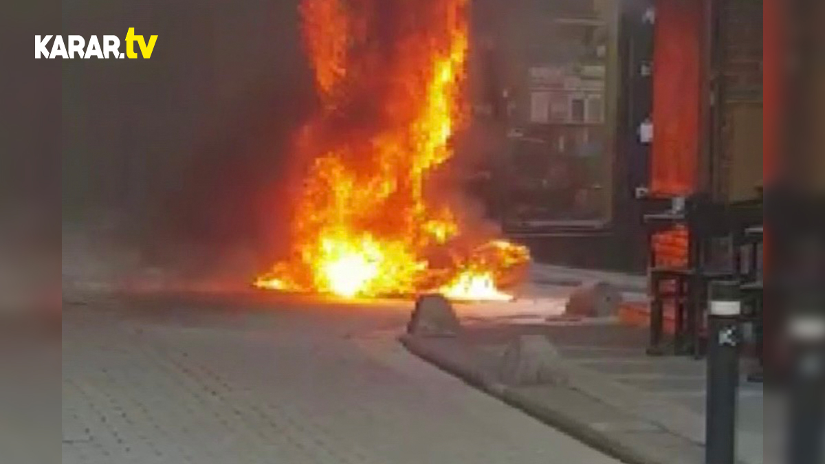 Kadıköy'de seyir halinde giderken yanmaya başlayan motosiklet paniğe neden oldu