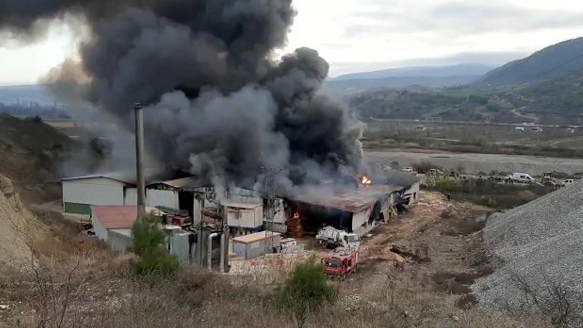 Amasya'da fabrikada korkutan yangın! Dumanlar göğü kapladı