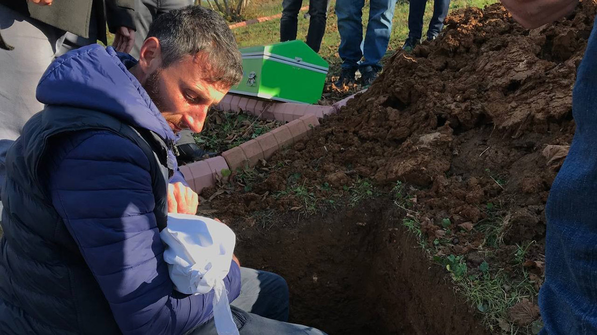 Günün acı en acı haberi! 8 aylık oğlunun kefenini çözüp son kez sevdi