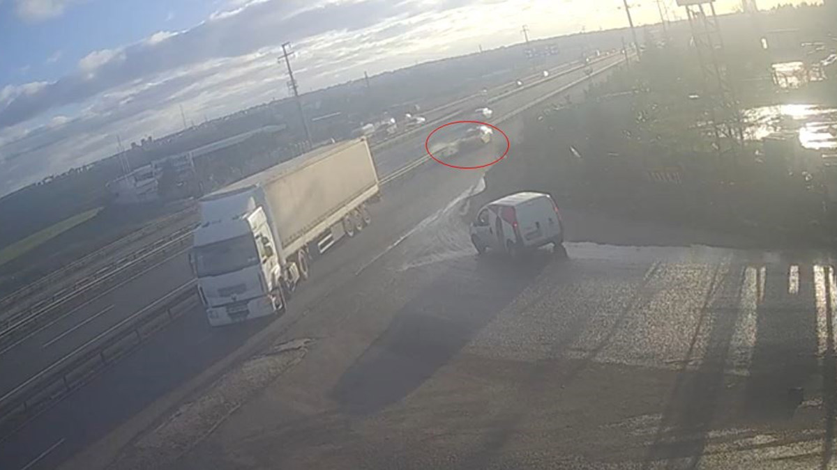 Şerit değiştiren tır, taksiciyi kazaya sürükledi! Kaza sonrası şoför kaçtı