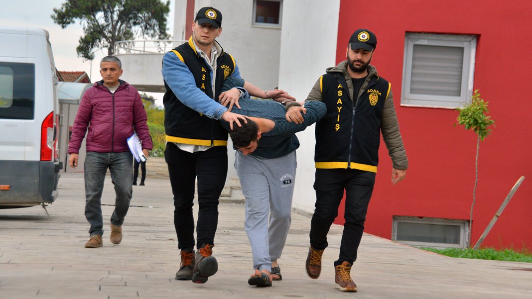 İntihar etmesini engellemek isteyen babasını öldürdü