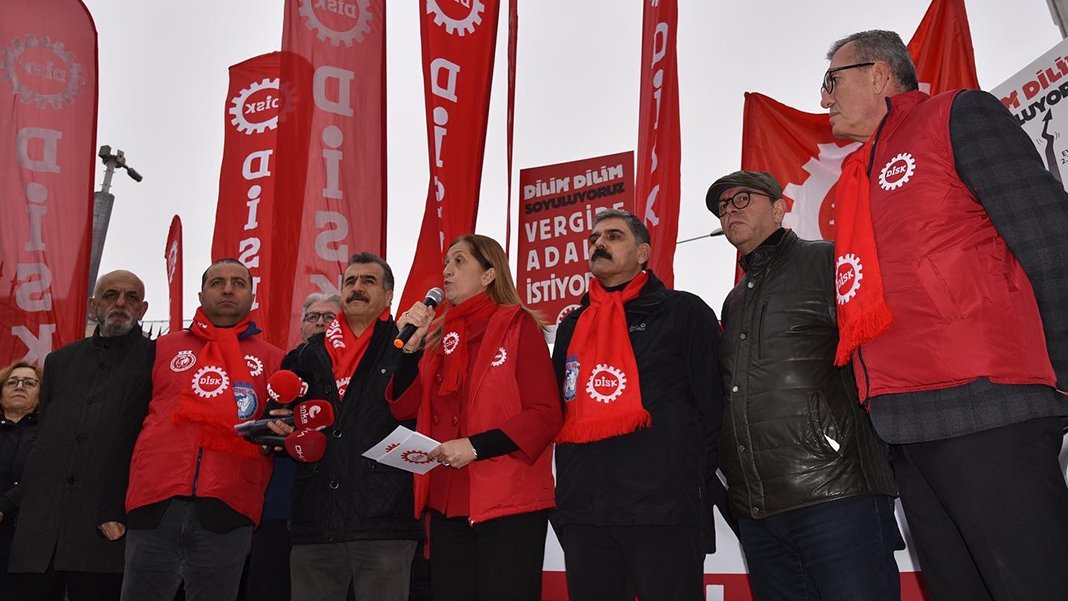 DİSK, bakanlıkların önünde toplandı