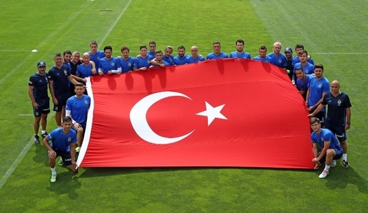 Fenerbahçe, bugünkü idmanında demokrasi şehitleri için bayrak açtı