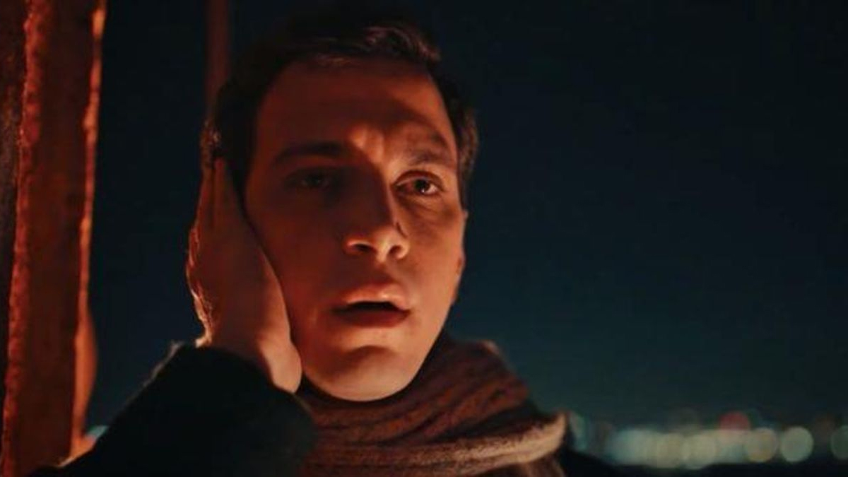 Ünlü oyuncu ezan okudu sosyal medya yıkıldı