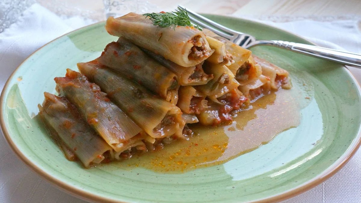 Pırasa sevmeyen bile tabak tabak yiyor! Bir kez pırasa dolması yiyen yaprak dolmasına veda ediyor! Komşularınız tarif isteyecek