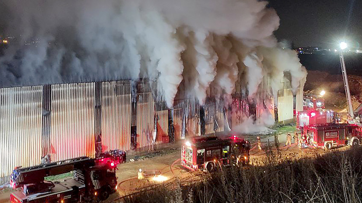 Tuzla'da geri dönüşüm tesisinde yangın! 3 saat sonra kontrol altına alındı