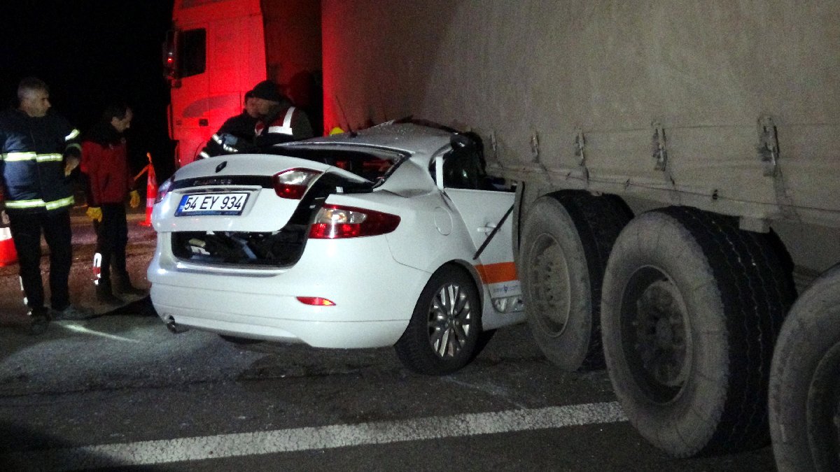 Bolu'da feci kaza: Otomobil tırın dorsesine ok gibi saplandı