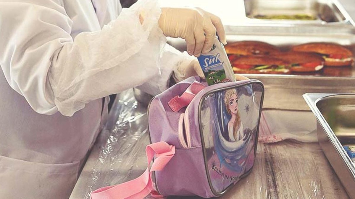 Geçim zorluğu çocukları aç bırakıyor: 'Beslenme' çantasında ıslak bayat ekmek