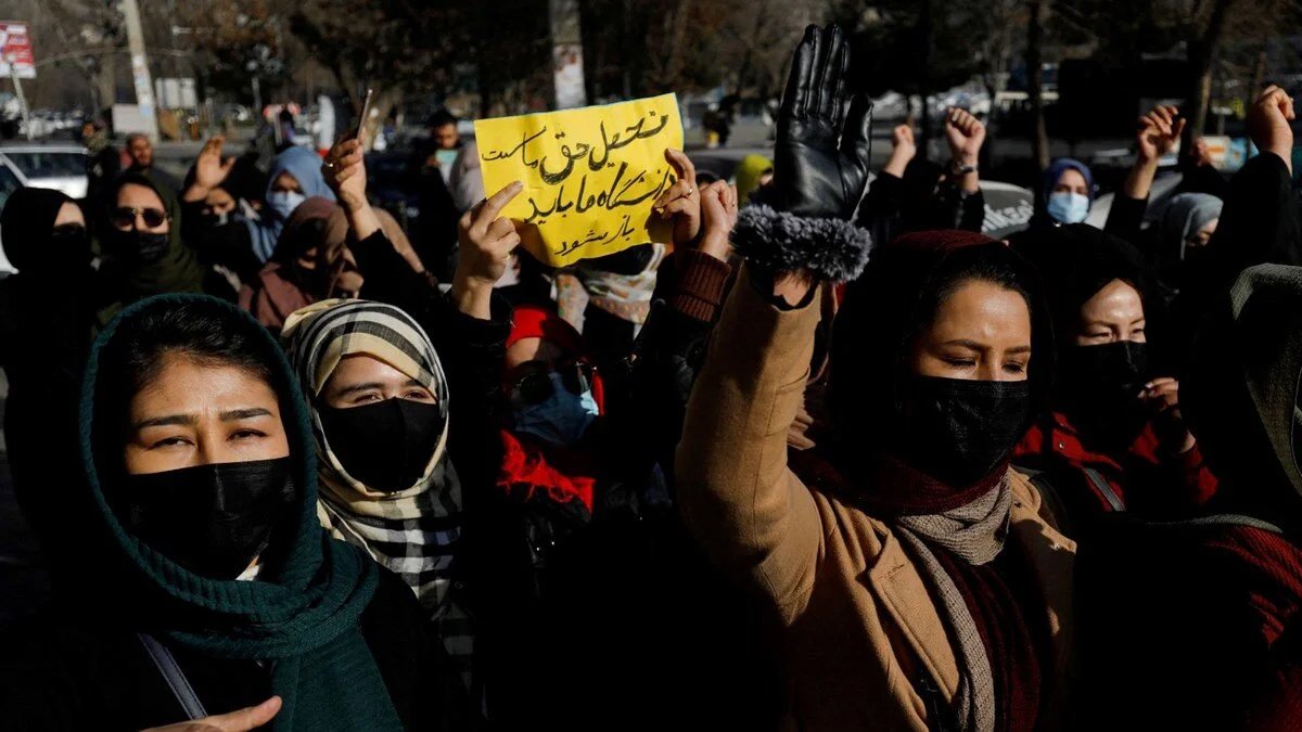 Taliban’ın kadınlara yasak getirmesinin ardından üç STK çalışmalarına son verdi