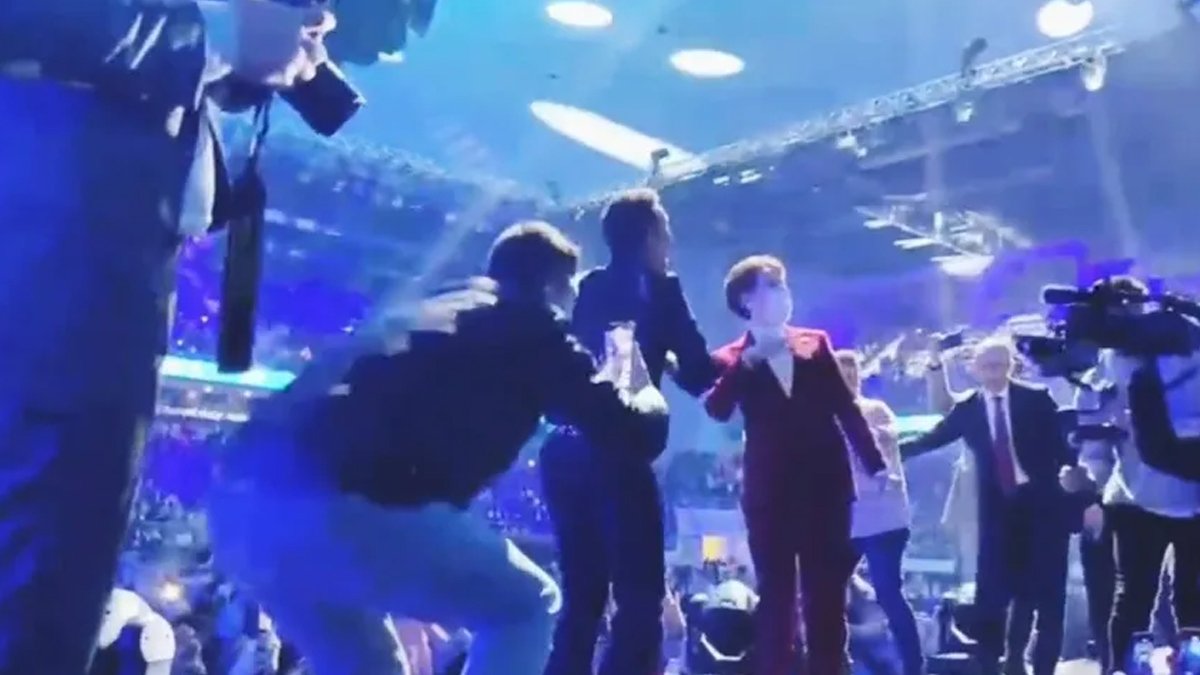 Mustafa Sandal Twitter'dan paylaştı: Akşener'den 'Aya benzer' dansı