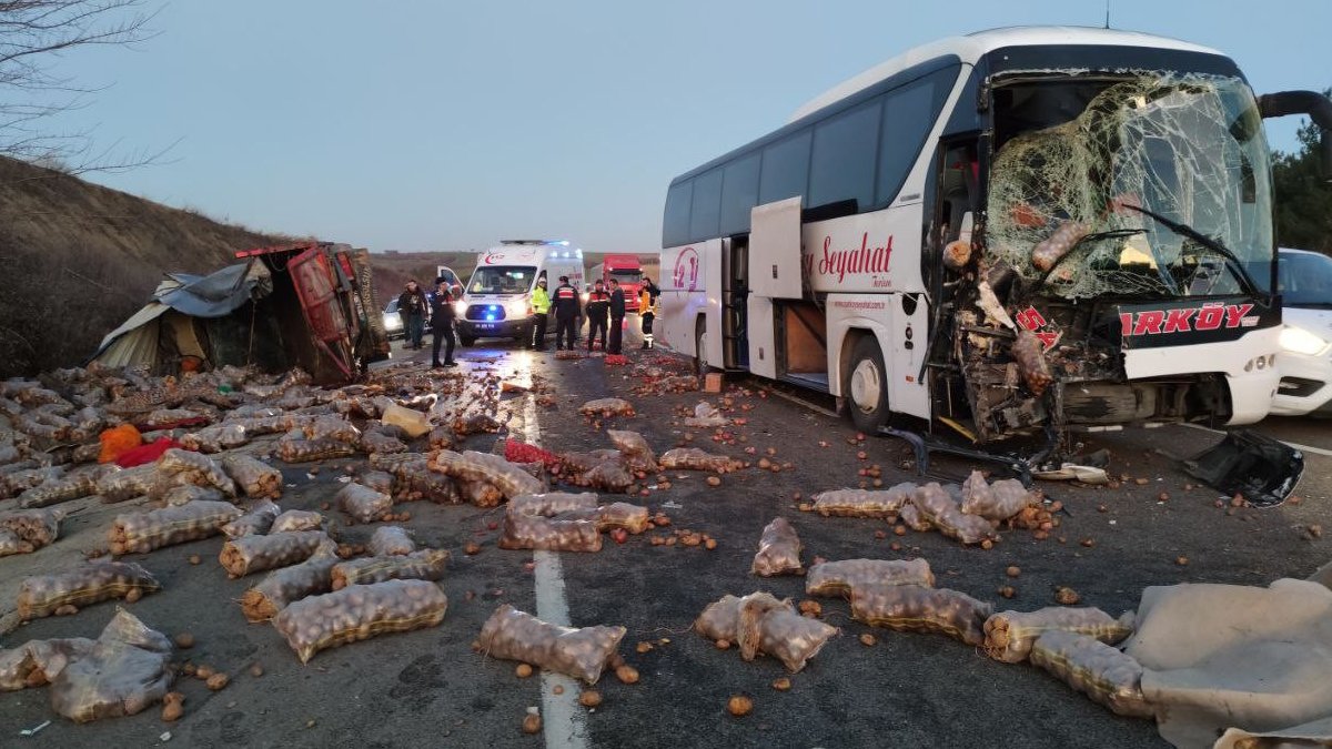 Tekirdağ'da feci kaza: Kamyon ile yolcu otobüsü çarpıştı