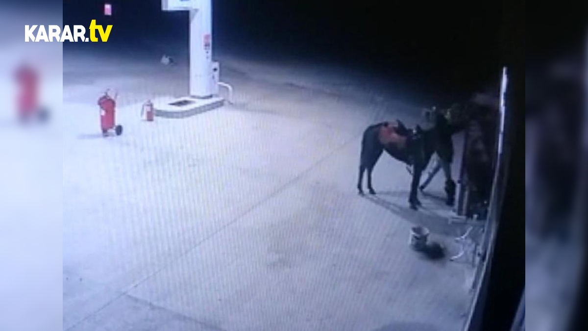 Atlı kola hırsızı kameralarda! Dolabı zorlayıp açtı, kolasını alıp hiçbir şey olmamış gibi devam etti