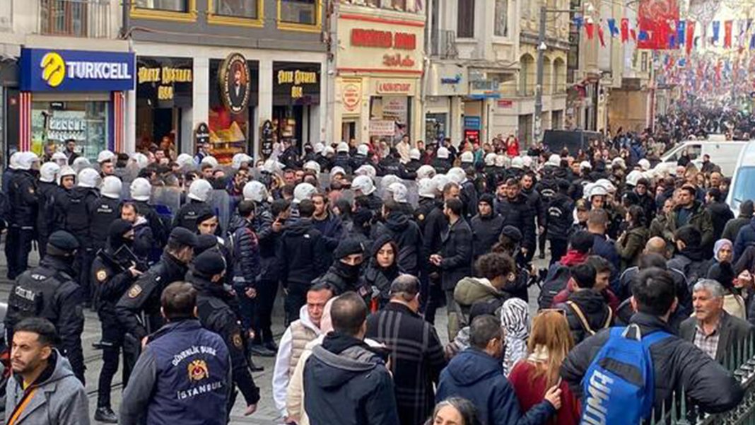 Paris'teki saldırıya protesto: Gözaltına alınanlar var
