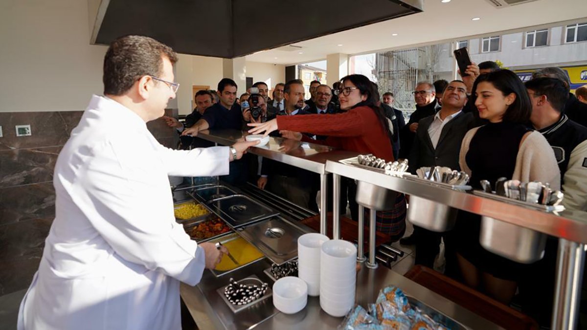 İmamoğlu, yemek servisi yaptı, öğle yemeğini öğrencilerle yedi