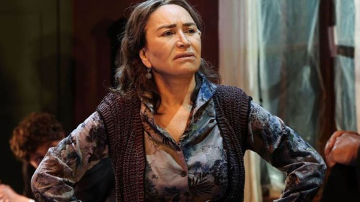 15 yıl sonra sahnelere geri dönmüştü! Demet Akbağ'dan kötü haber: Ameliyata alındı!