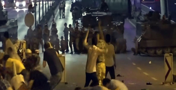 Boğaz Köprüsü'nde askerler vatandaşlara böyle ateş açtı