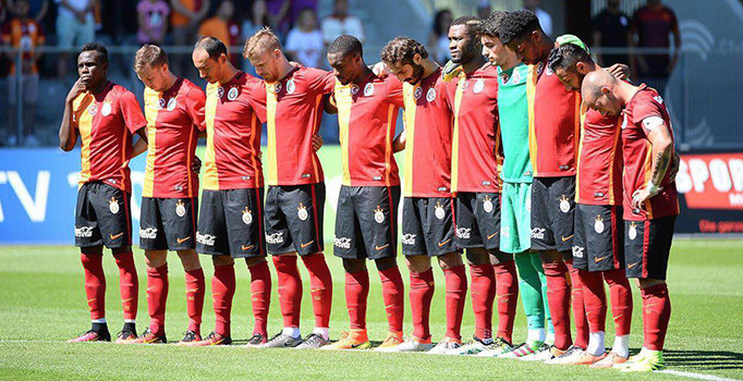 Galatasaray-Zürih maçı öncesi hayatını kaybedenler için saygı duruşu yapıldı