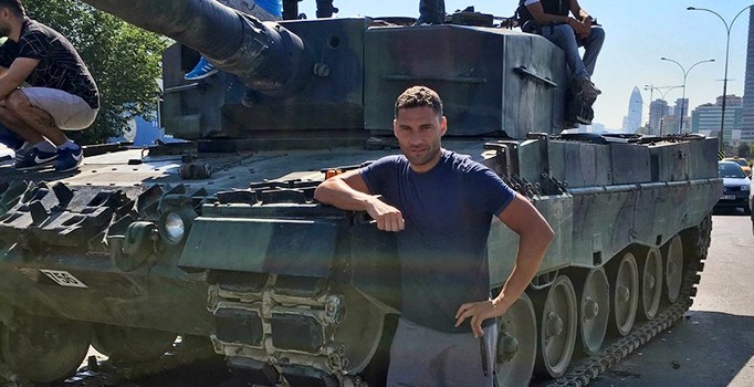 Beşiktaşlı savunmacı Dusko Tosic'den tanklı poz