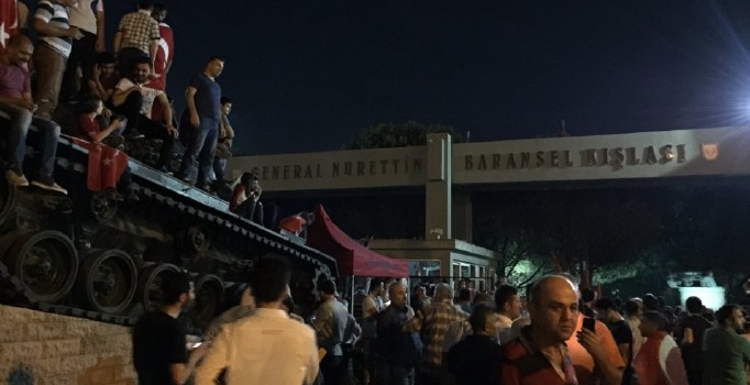 Kartal Baransel Kışlası önünde demokrasi nöbeti