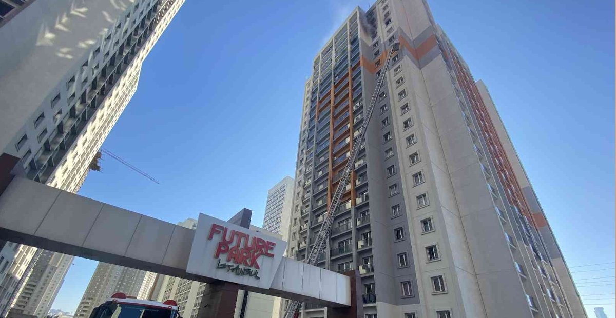 Esenyurt'ta 20 katlı binada korkutan yangın