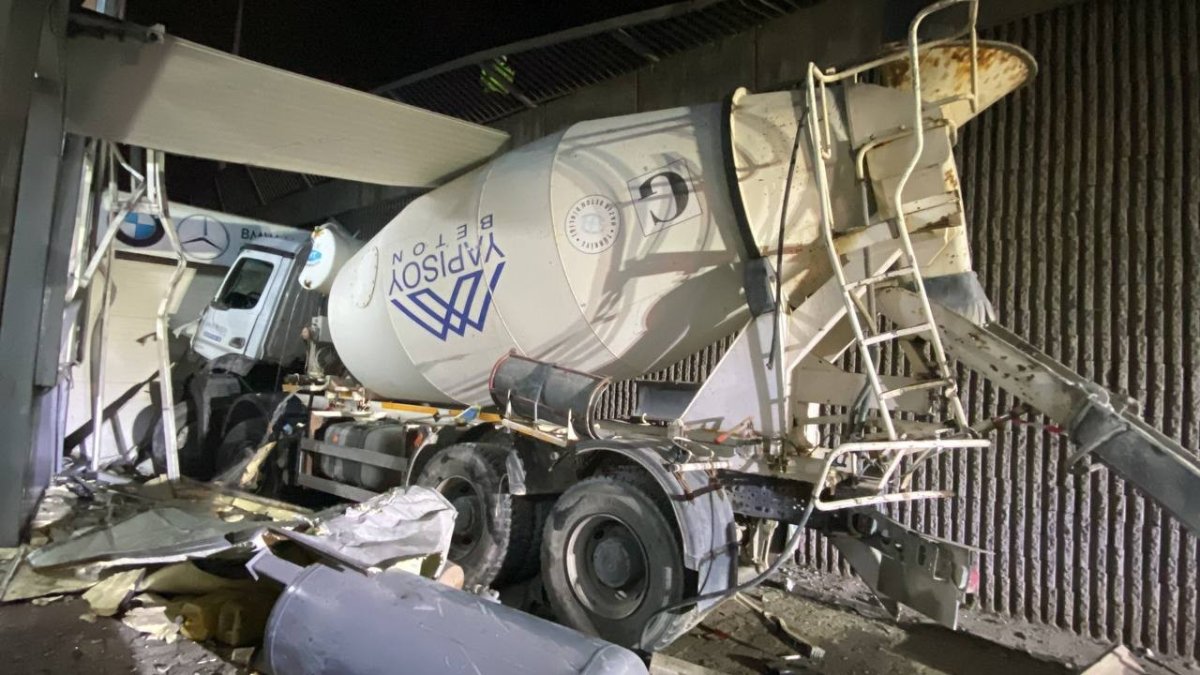 Otomobille çarpışan beton mikseri köprüden uçtu: 3 yaralı