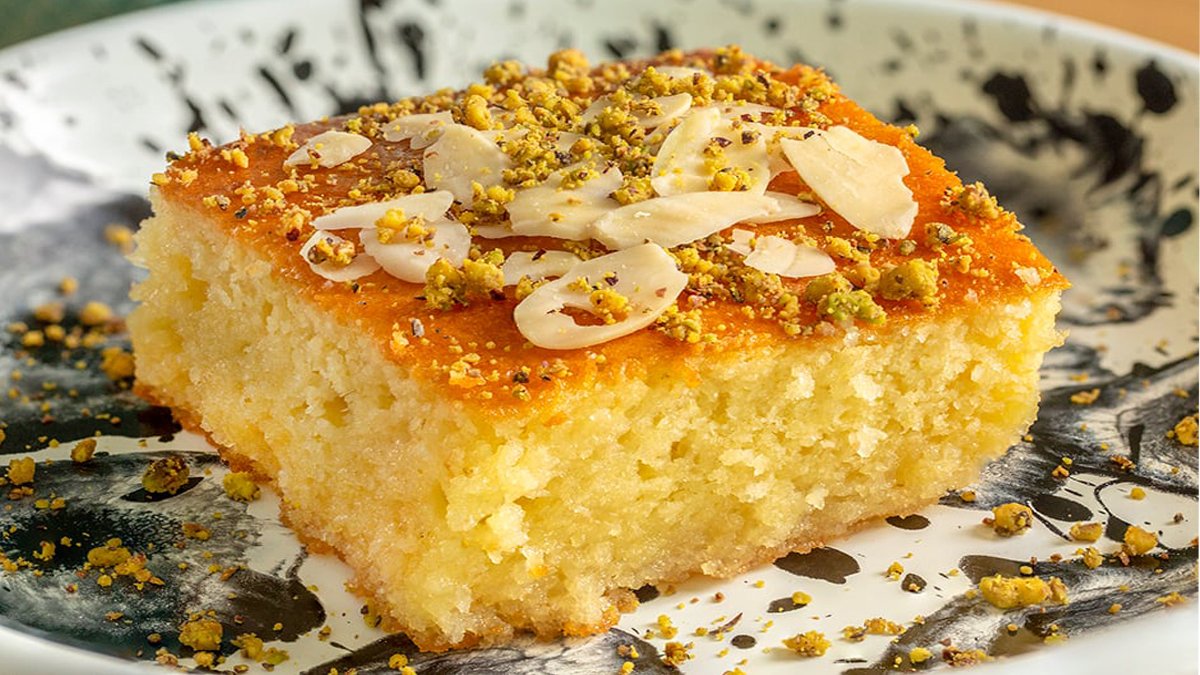 Bu tatlı çayın yanında kapış kapış gidiyor! Lokum gibi kıvamıyla yapımı kolay irmik tatlısı