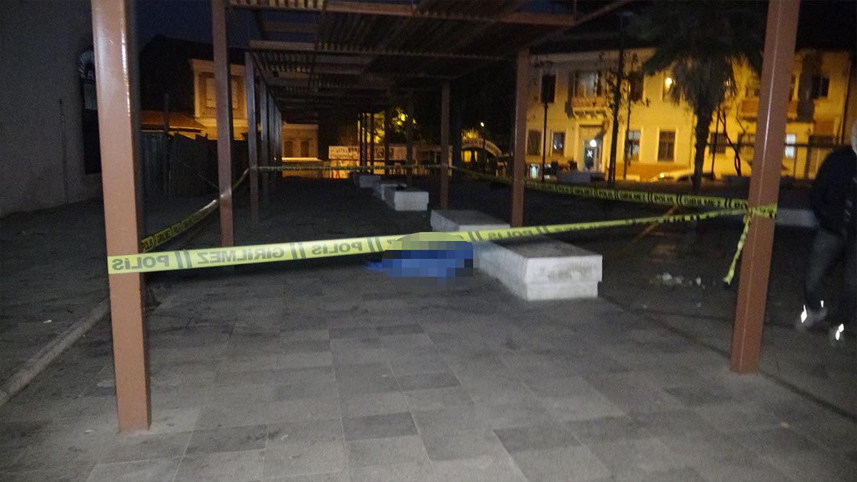 İzmir'de bir evsiz parkta ölü bulundu