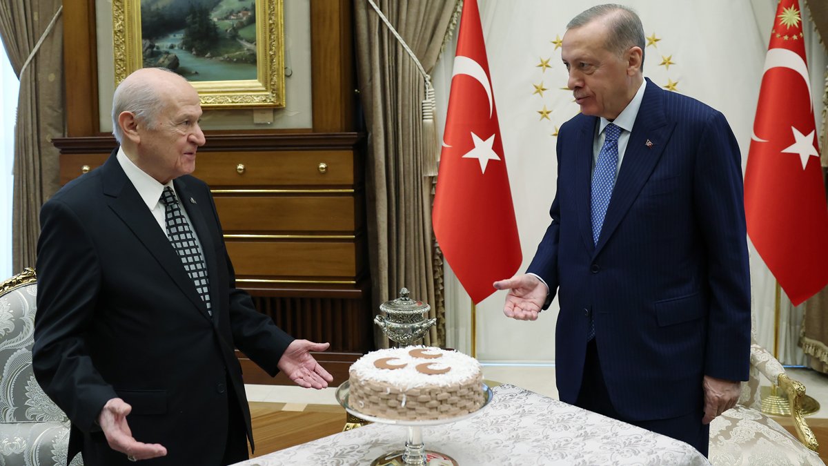 Erdoğan'dan pasta, Bahçeli'den gül