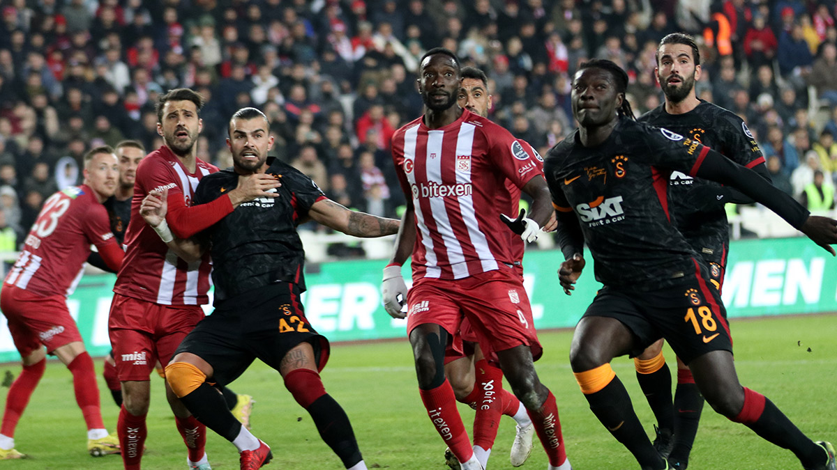 Sivasspor-Galatasaray maçında çok konuşulacak karar: "Bu da mı gol değil?"