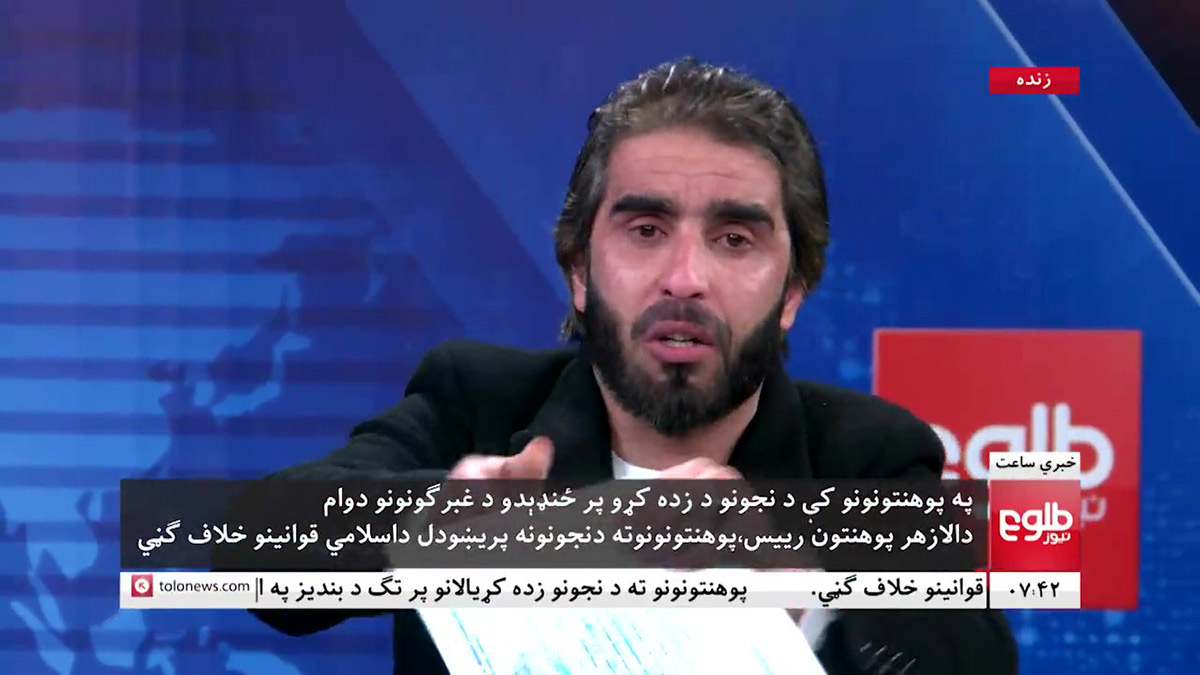 Taliban'ın kadınlara üniversite yasağına böyle tepki gösterdi: Afgan profesör diplomasını yırttı