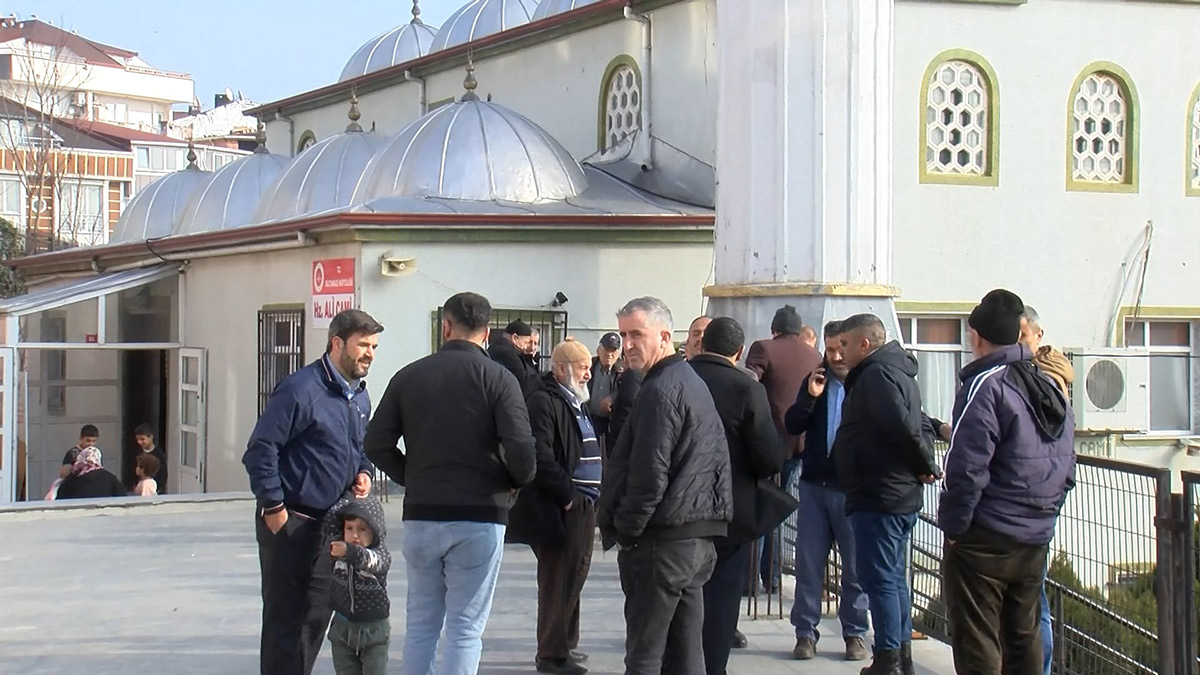 Sultangazi'de bir müezzin, 'Yanlış namaz kıldırdın' diyen kişiyi bıçakladı