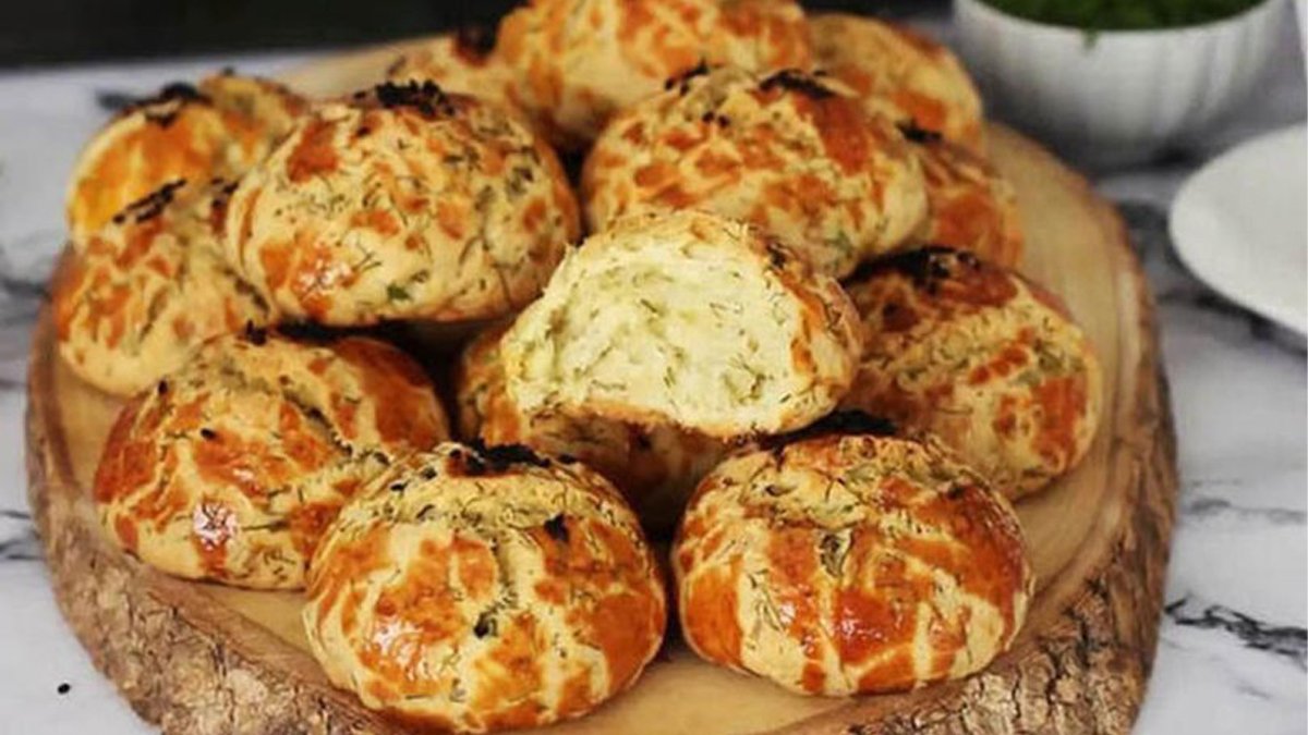 Bu poğaça fırından çıkar çıkmaz kapış kapış gidiyor! İşte yemelere doyamayacağız efsane dere otlu poğaça tarifi