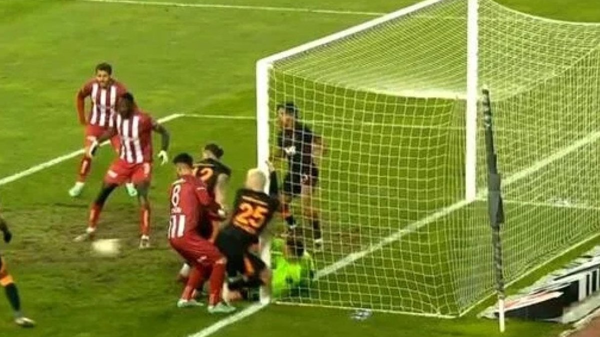 Sivasspor'un golünü geçersiz sayan Erkan Özdamar ve Özgüç Türkalp'e soruşturma,! Erkan Özdamar'a tarihi ceza!