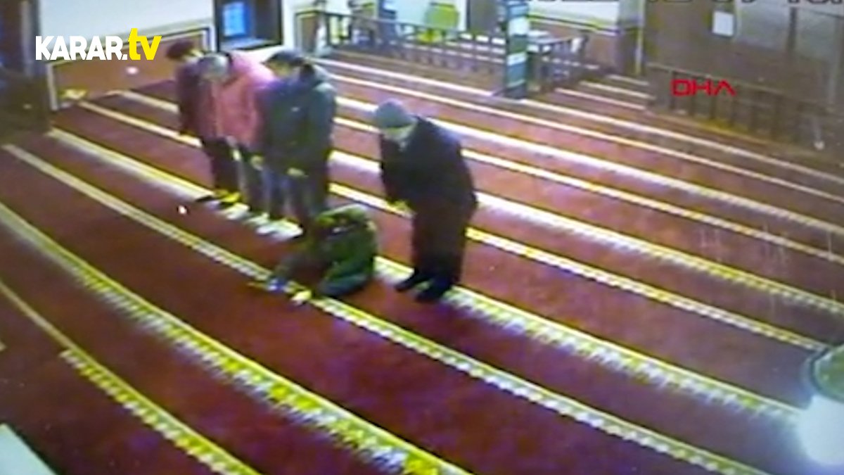 İmamdan insanlık dersi! Engelli çocuğu en ön safa aldı ve...