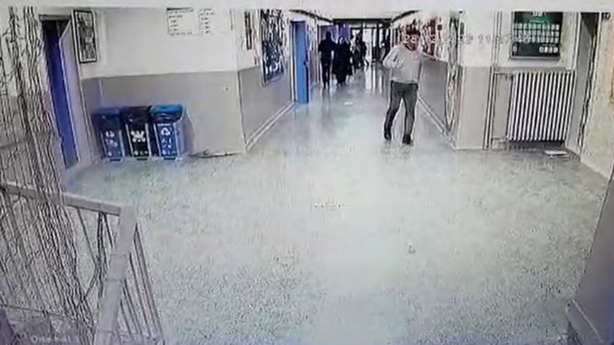 Başkent'te okulda dehşet: Veliden öğretmene 'eşime mesaj attın' saldırısı