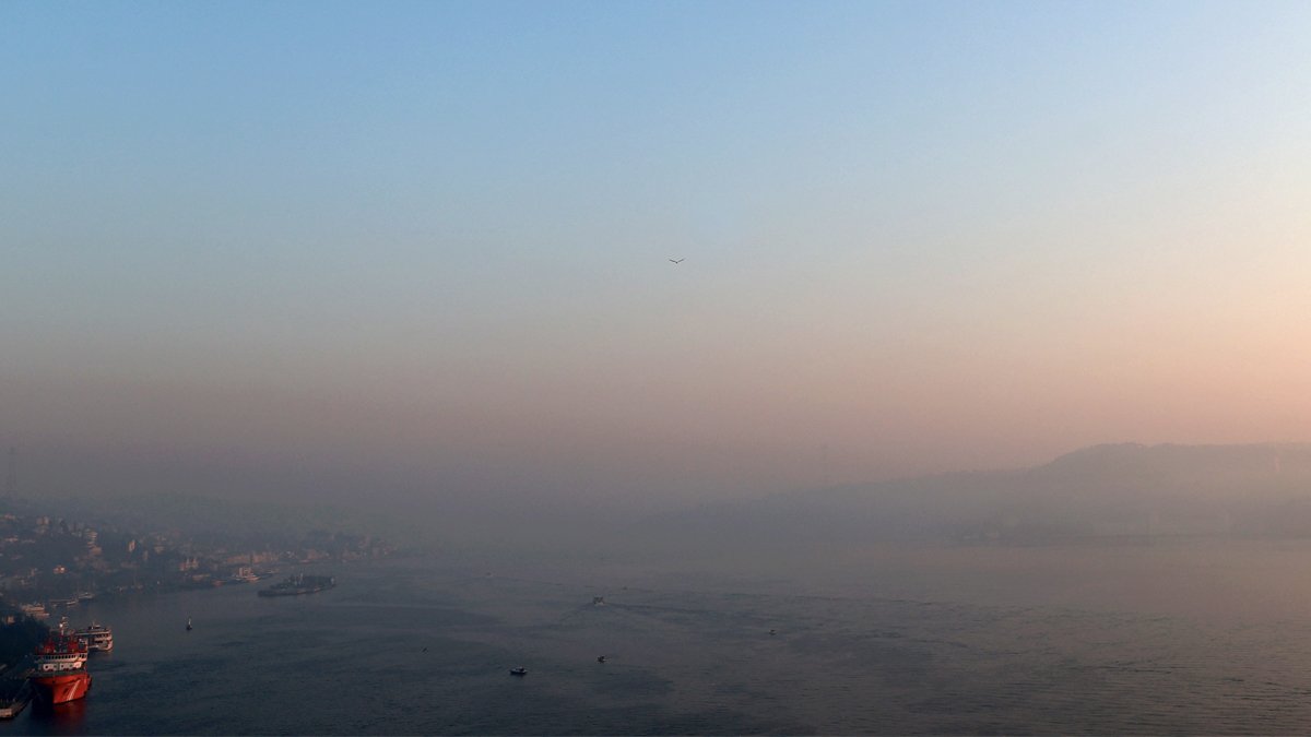 İstanbul'da göz gözü görmüyor! Boğaz kapatıldı, vapur seferleri durdu