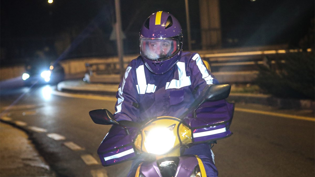 Bakan Varank yılbaşında kurye oldu: İnşallah 5 yıldız verirler, para almadık