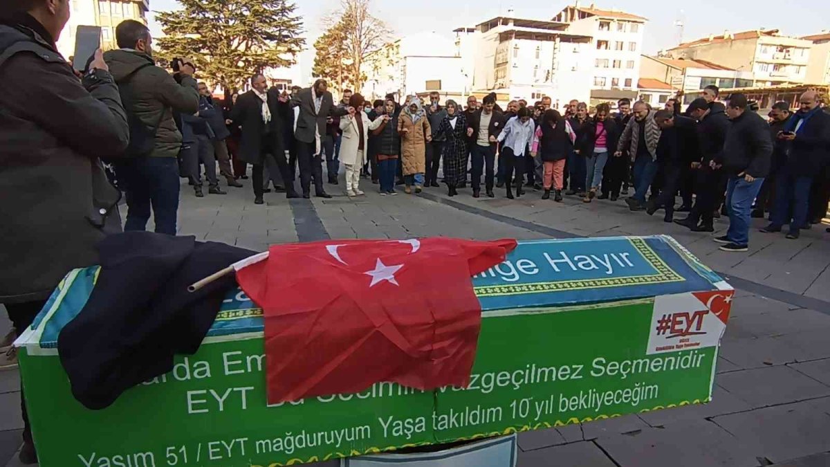 Yıllarca eylem yaptıkları meydanda şimdi kutlama yaptılar: EYT'liler tabut kırıp, halay çekti