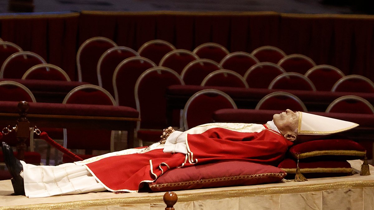 Papa'nın naaşına ziyaretçi akını