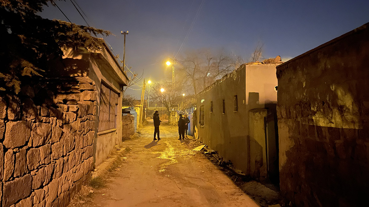 Eşi ve çocuğu içerdeyken evi ateşe verdi! Uzaklaştırması bulunan şahıs dehşeti yaşattı