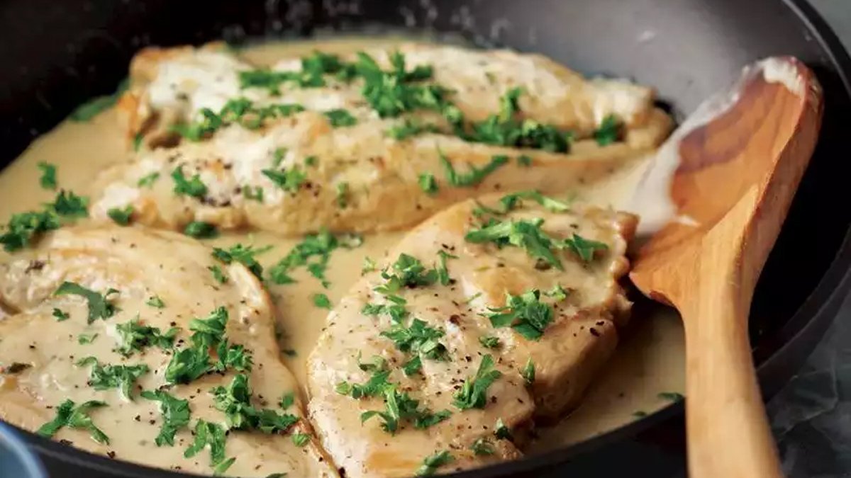 Tavuk tavuk olalı bu kadar lezzetli pişmedi! Sırrı kremasında olan kremalı sarımsaklı tavuk tarifi... 15 dakikada lezzet şov