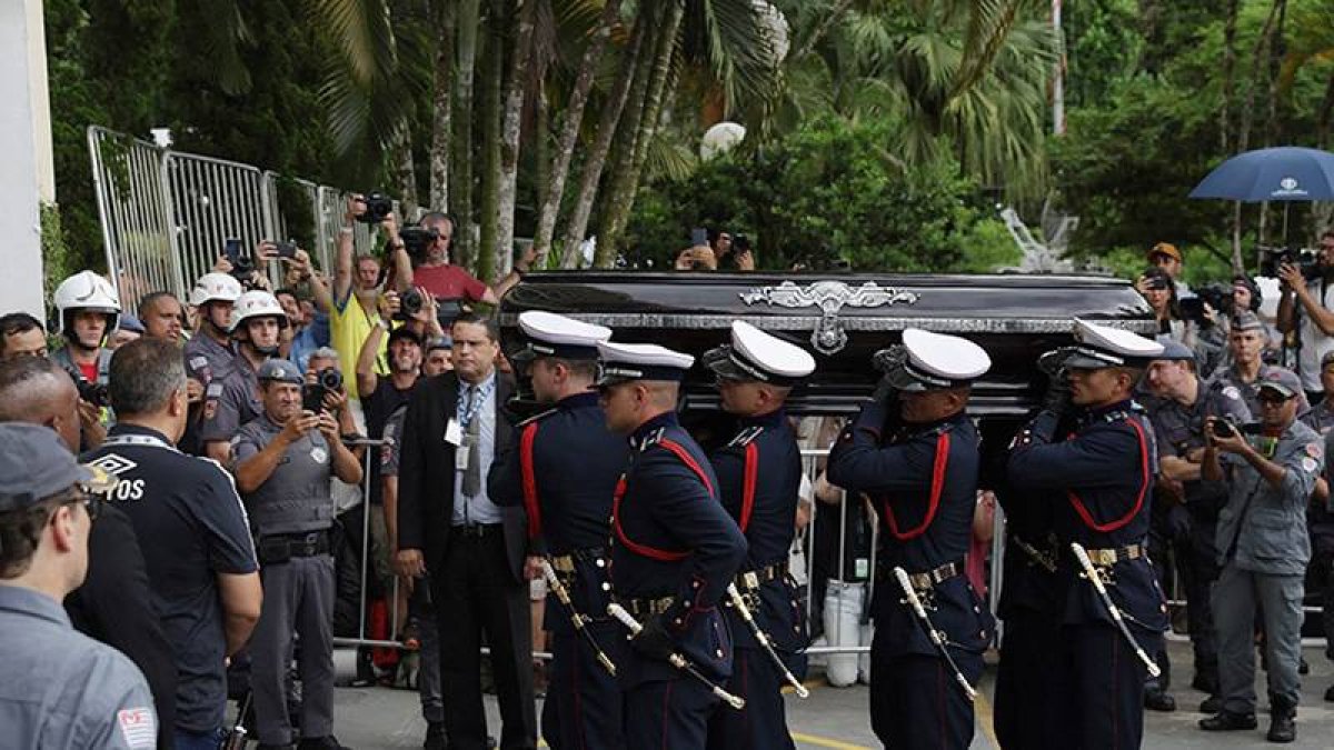Pele son yolculuğuna uğurlandı