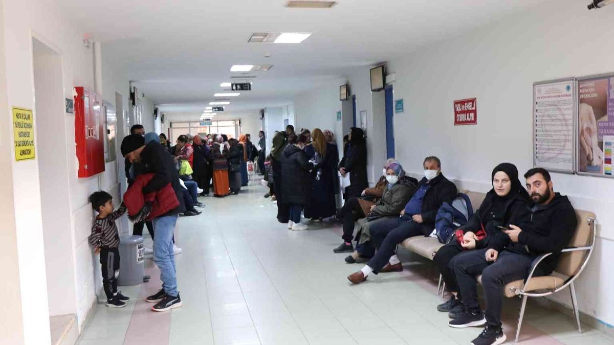 Hastaneler doldu taştı: Geçmeyen 3'lü virüs kuyruğu