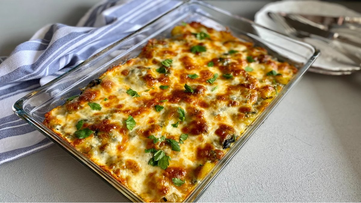 Herkes börek sanıyor ama yiyen daha yok mu diyor? Ispanaklı kıymalı patatesli bu tarif komşularınızı kıskançlıktan çatlatacak