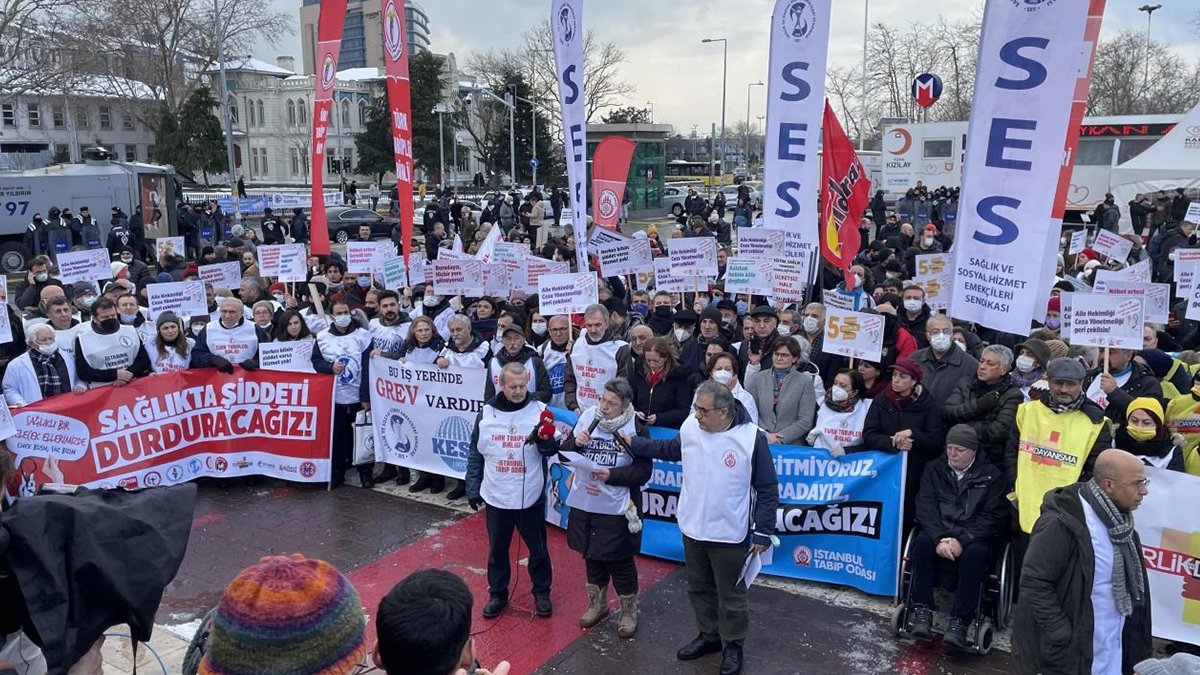 DEVA'dan eylem yaptıkları için işten çıkarılan hekimlere destek: 'En büyük zararı hastalar görecek'