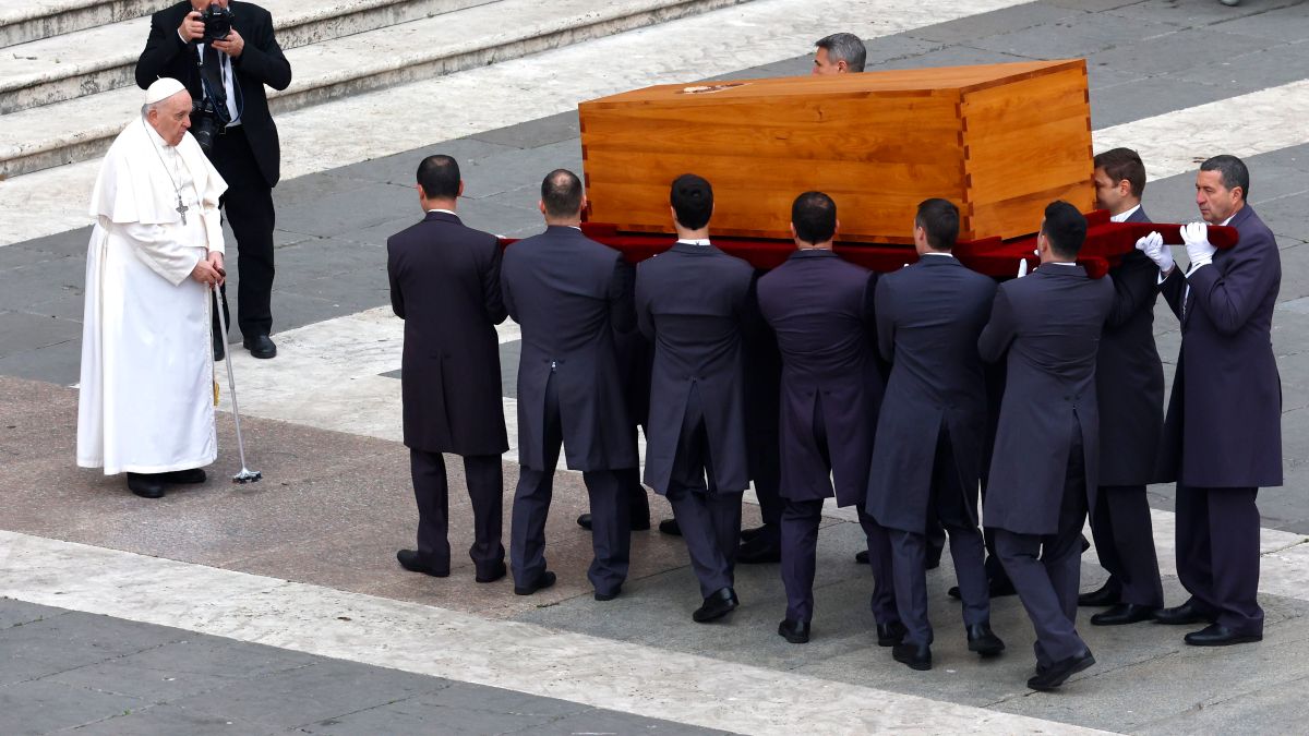En tartışmalı papalardan biriydi: 16. Benedict görkemli törenle defnedildi