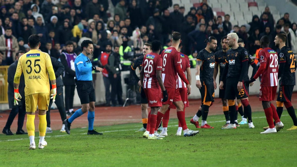 'Ofsaytımsı' ifadesi gündem olmuştu: Olaylı maçın VAR'ı kariyerini noktaladı
