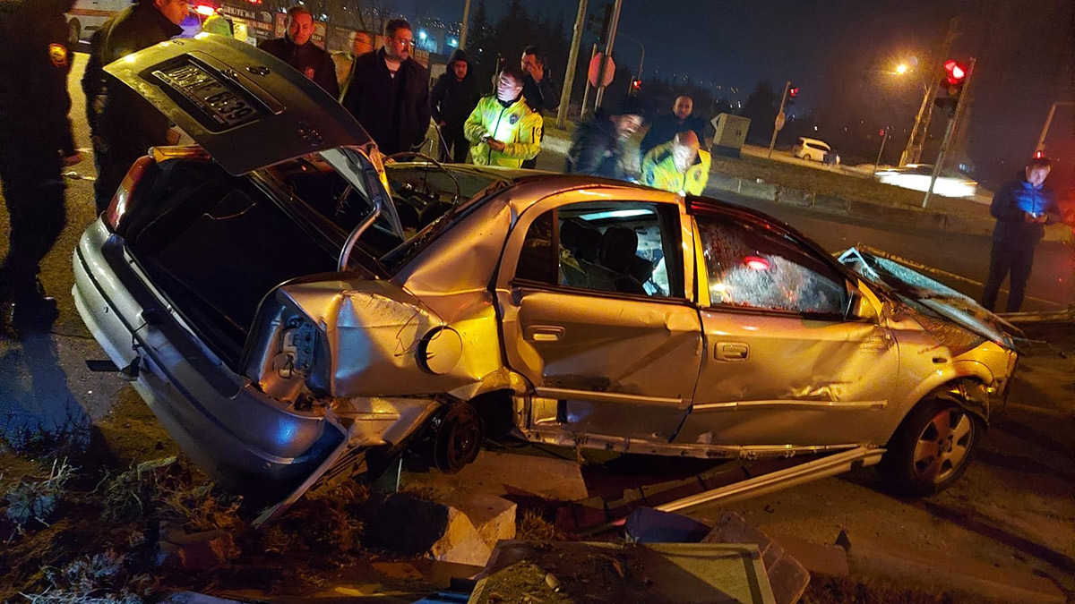 Niğde'de feci kaza: Halk otobüsü ile otomobil çarpıştı