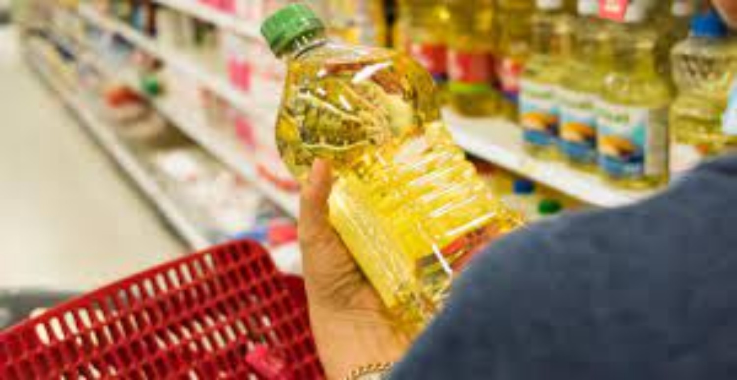 Etiketi gören donup kalıyor! Ayçiçek yağı sadece 34,90 TL'ye düştü! O markette 5 adetle sınırlı, hemen yetişin!