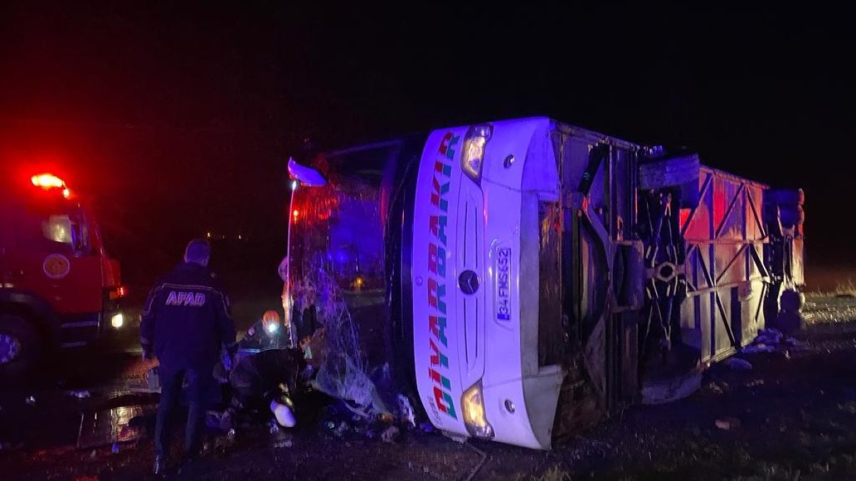 Diyarbakır'da yolcu otobüsü devrildi: 1’i bebek 5 ölü, 23 yaralı